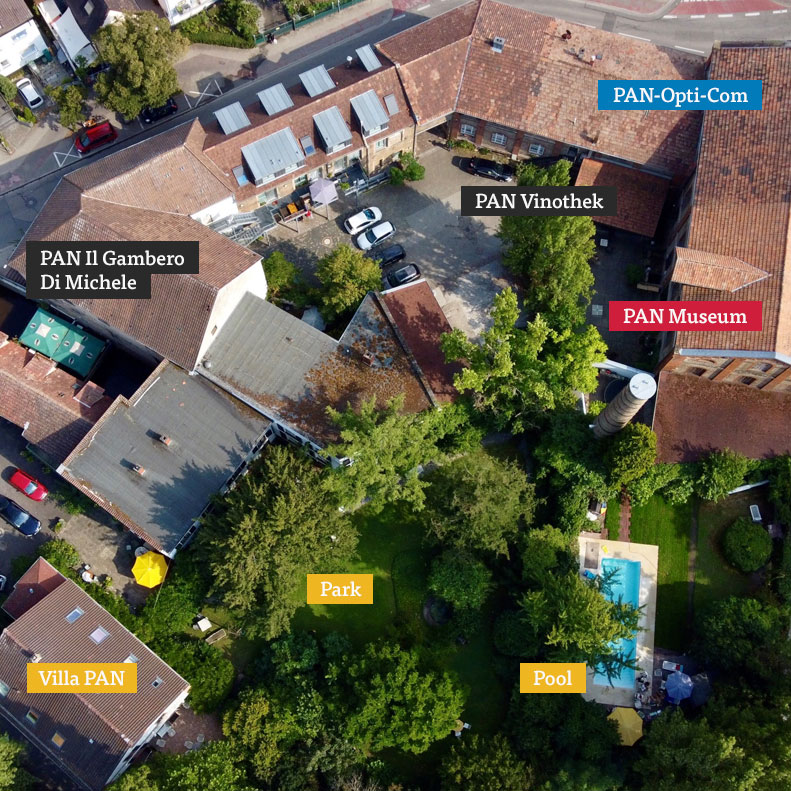 Luftaufnahme des Geländes mit PAN Museum, PAN-Opti-Com, PAN Vinothek, Restaurants, Parkplätzen und Villa PAN